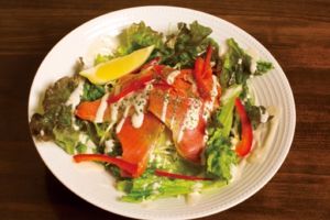 スモークサーモンのサラダ